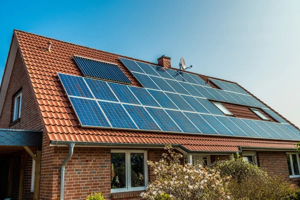 Zonnepaneel op een rood dak — Stockfoto