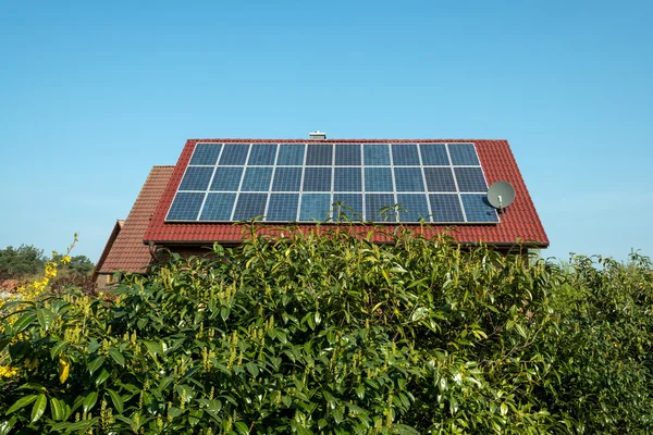 赤い屋根の上の太陽電池パネル — ストック写真