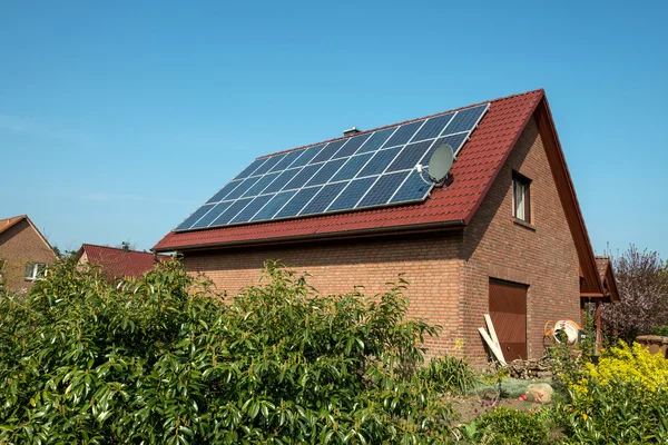 Panel solar en un techo rojo —  Fotos de Stock