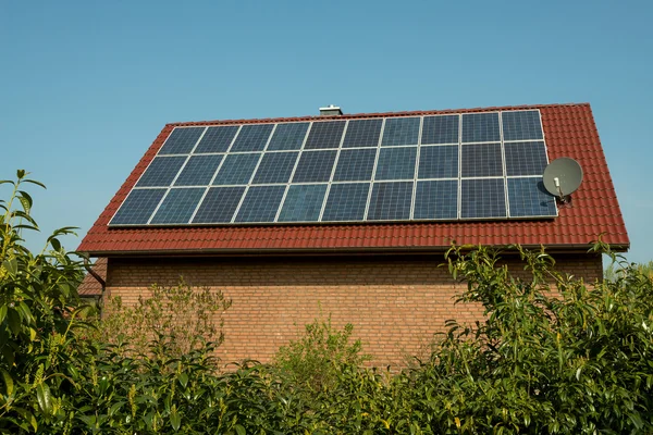 Panneau solaire sur un toit rouge — Photo