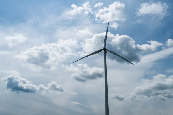 Grüne Weizenfelder und Windräder zur Stromerzeugung — Stockfoto