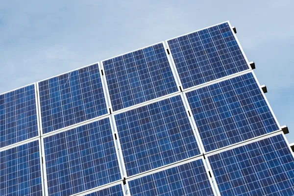 Painéis fotovoltaicos - fonte alternativa de eletricidade — Fotografia de Stock