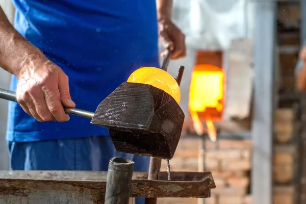 Figuras hechas a mano de vidrio fundido — Foto de Stock