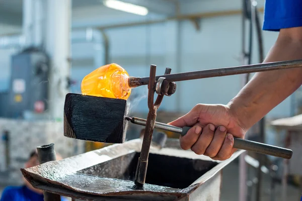 Handgefertigte Figuren aus geschmolzenem Glas — Stockfoto