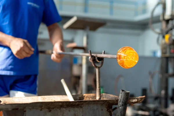 Handgefertigte Figuren aus geschmolzenem Glas — Stockfoto