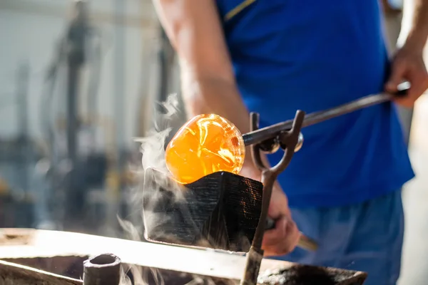 Figuras feitas à mão de vidro derretido — Fotografia de Stock