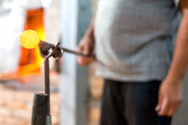 Handgefertigte Figuren aus geschmolzenem Glas — Stockfoto