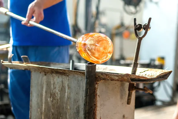 Handgemaakte cijfers van gesmolten glas — Stockfoto