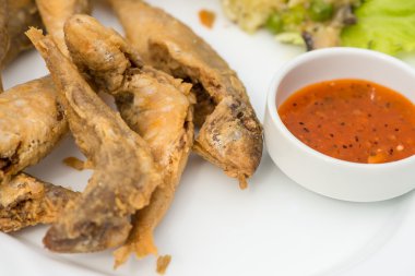 Kızarmış scads balık beyaz plaka üzerinde