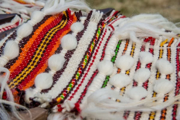 Imagem de tapetes de pano artesanais búlgaros, cores diferentes, detalhe — Fotografia de Stock