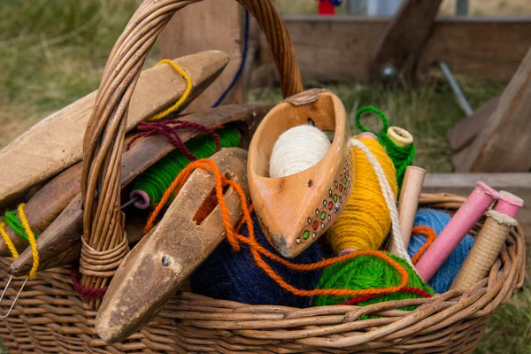 Ткацкие челноки и разноцветная пряжа в корзине — стоковое фото