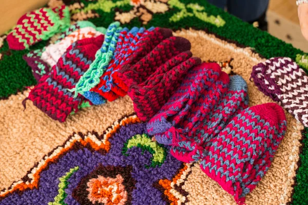 Gestrickte Socken - bulgarische Nationaltracht — Stockfoto