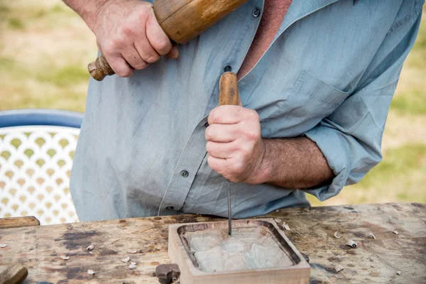 Antiguo tallador de madera que trabaja con mazo y chiesel, estilo vintage —  Fotos de Stock