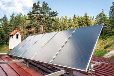 Kırmızı çatıdaki güneş paneli 