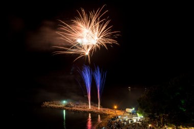 Plaj - kopya alanı üzerinde havai fişek