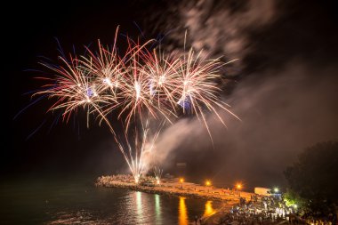 Plaj - kopya alanı üzerinde havai fişek