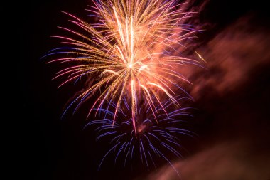 Plaj - kopya alanı üzerinde havai fişek