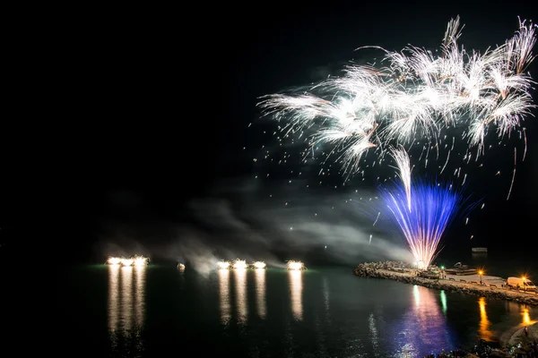 Fireworks on the beach - copy space — Stock Photo, Image