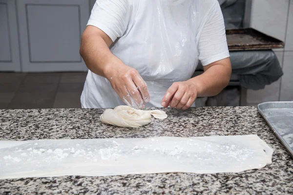 Primer plano de manos femeninas amasando masa y haciendo banitsa —  Fotos de Stock