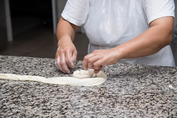 Primer plano de manos femeninas amasando masa y haciendo banitsa — Foto de Stock