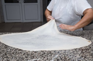 hamur yoğurma ve banitsa yapma eller yakın çekim