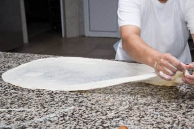 hamur yoğurma ve banitsa yapma eller yakın çekim