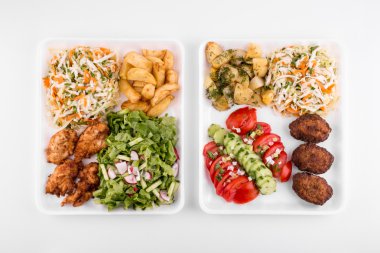 Kızarmış köfte ve tavuk salata ve patates ile