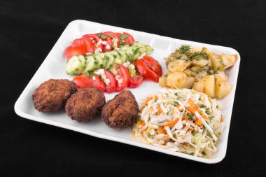 Kızarmış köfte salata ve patates ile
