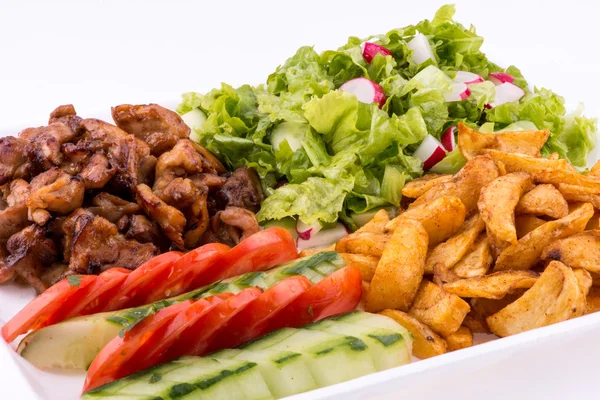 Gebakken kip met salade en aardappelen - close-up — Stockfoto