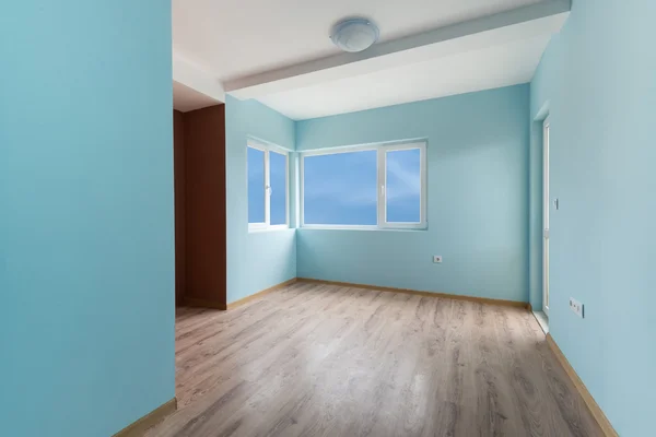 Windows ve bir kapı (kırpma yolunu içeren boş mavi Oda) — Stok fotoğraf