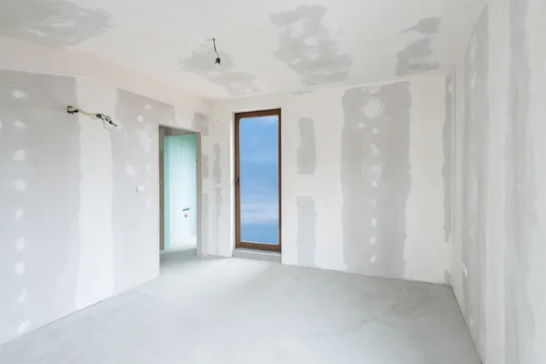 Intérieur du bâtiment inachevé, chambre blanche (comprend le chemin de coupe ) — Photo