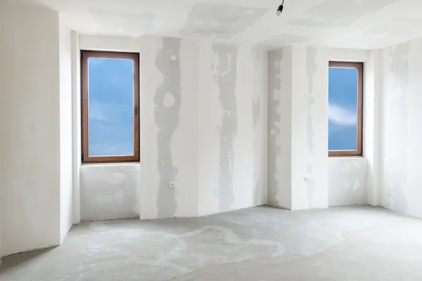 Незавершенный интерьер здания, белая комната (включает в себя вырезку дорожки ) — стоковое фото