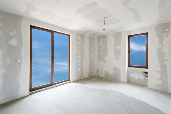 Незавершенный интерьер здания, белая комната (включает в себя вырезку дорожки ) — стоковое фото
