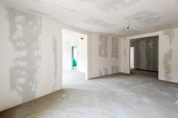 Незаконченный интерьер здания, белая комната — стоковое фото