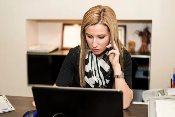 Young woman working with a computer — Stock Photo, Image