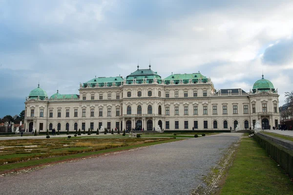 Palác belvedere s vánoční trh ve Vídni, Rakousko — Stock fotografie
