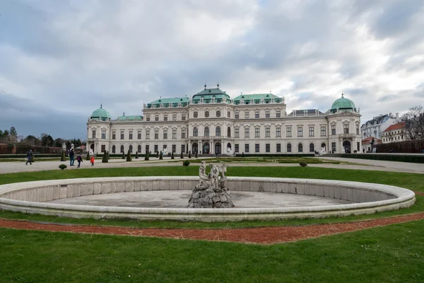 Schloss Belvedere mit Christkindlmarkt in Wien, Österreich — Stockfoto