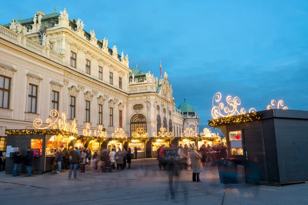 Palác belvedere s vánoční trh ve Vídni, Rakousko — Stock fotografie