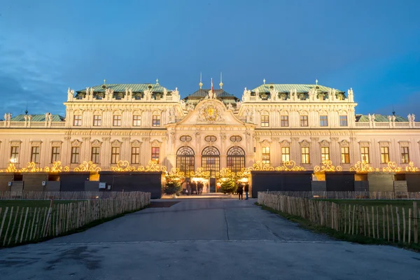 Schloss Belvedere mit Christkindlmarkt in Wien, Österreich — Stockfoto