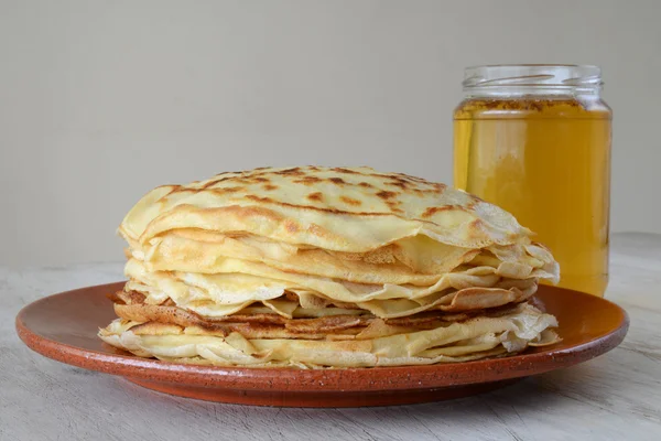 Panquecas em uma chapa — Fotografia de Stock