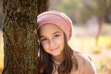 açık havada güzel sonbahar günü, sevimli küçük kız