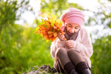 açık havada güzel sonbahar günü, sevimli küçük kız