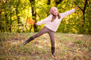açık havada güzel sonbahar günü, sevimli küçük kız