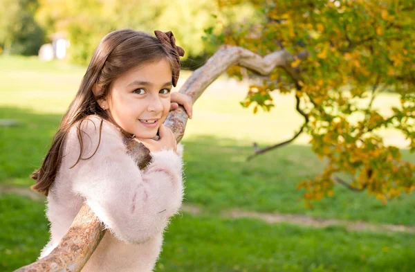 Entzückendes kleines Mädchen im Freien an einem schönen Herbsttag — Stockfoto