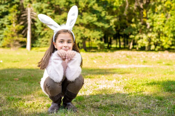 Adorable niña al aire libre en hermoso día de otoño con orejas de conejo en la cabeza — Foto de Stock