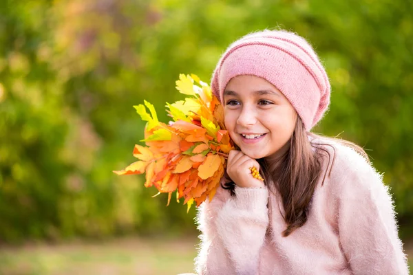 Adorável menina ao ar livre no belo dia de outono — Fotografia de Stock