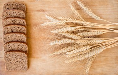 Rustik ekmek ve buğday eski vintage dalgalı ahşap masa