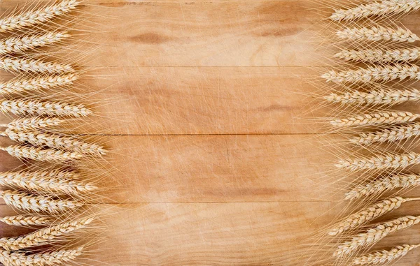 Вуха пшениці на дерев'яному фоні — стокове фото