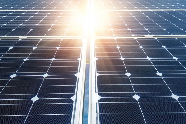 Fotovoltaïsche panelen - bron van alternatieve elektriciteit — Stockfoto