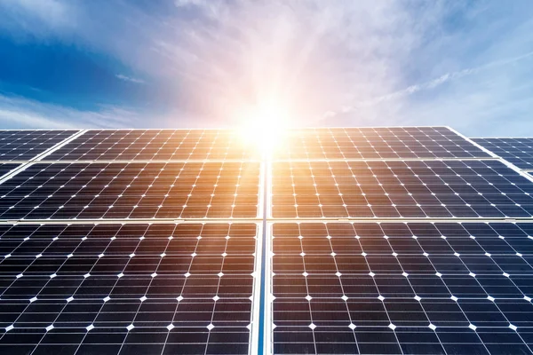 Pannelli fotovoltaici - fonte di energia elettrica alternativa — Foto Stock